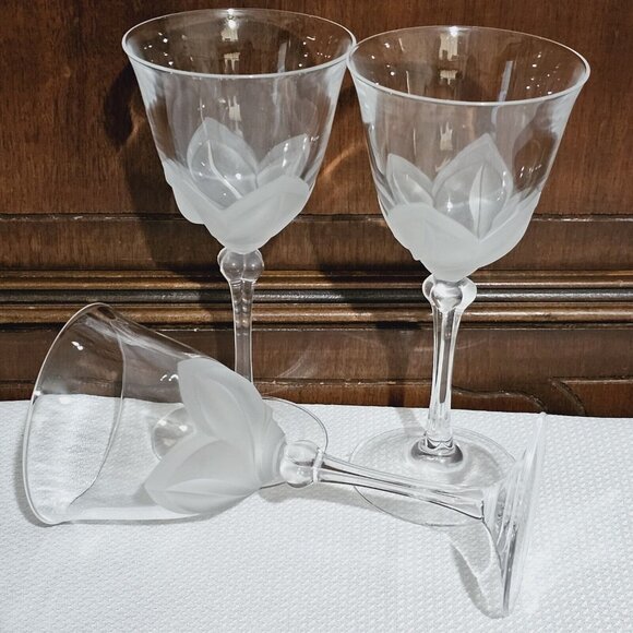 3 Cristal D'Arques Florence Wine Glasses 6.5" crystal frosted 3D petals romantic - Picture 4 of 7